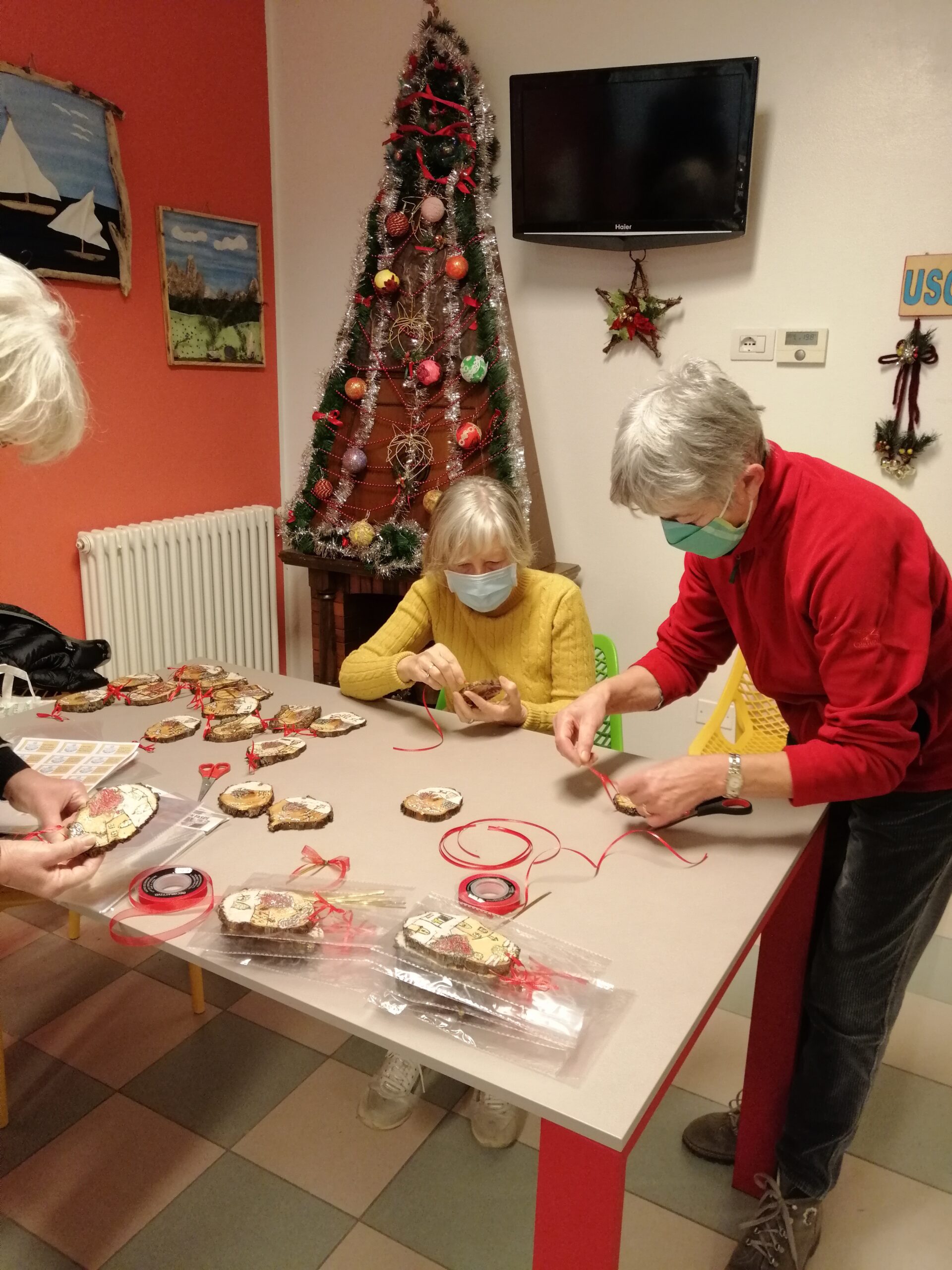 Volontari durante la preparazione dei regali