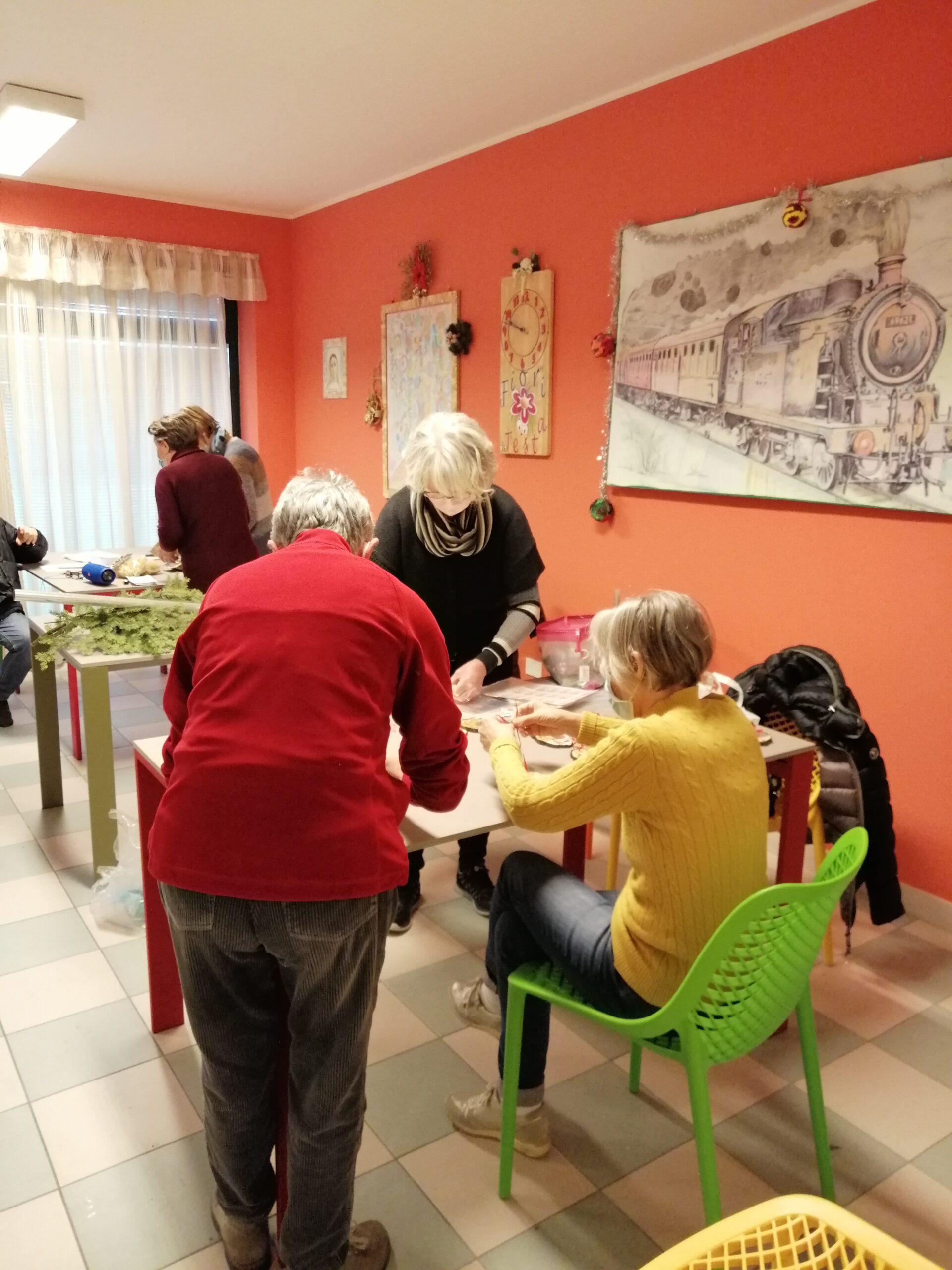 Volontari durante la preparazione dei regali